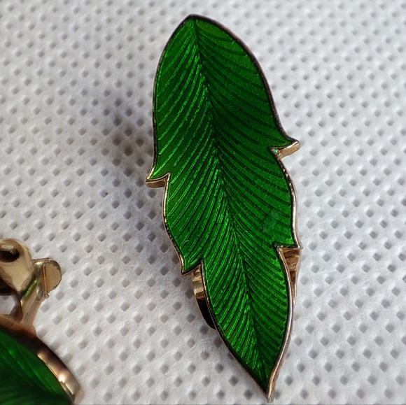 Green High Quality Vintage Clip Enamel Earrings Gold Tone Leaves EUC Unsigned - Picture 2 of 7